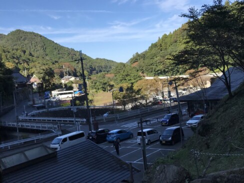 滝畑湖畔観光の駐車場まで、戻ってきました。バスが待ってくれています。