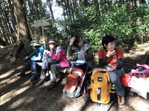 人込みを避けて東峰で昼食。日陰でちょっと寒かったかな。