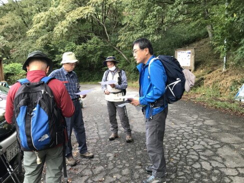 登山口付近で今日の行程についてリーダーから説明中。