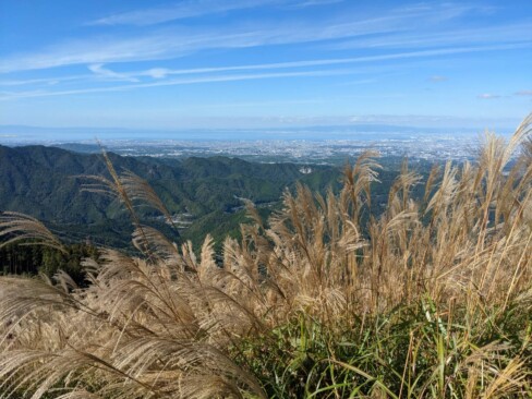 大阪湾の向こうに淡路島・明石海峡大橋・六甲山系の山々が見渡せます。ほんまに最高の眺めm(__)m
