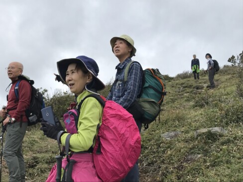 フトウガ峰への上り。振り返ると、明石海峡大橋と淡路島がはっきりと見えてびっくり(^O^)/