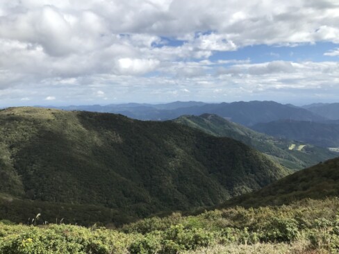 ゴルフ場と歩いてきた山々がずっと見えています。