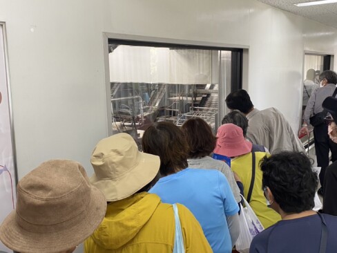 ちくわの製造工程を見ています。