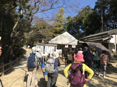 ここで志納金500円を払って入ります。