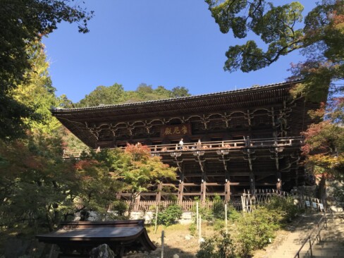 岩山の中腹に建てられた舞台造りの摩尼殿。下から見上げるので大迫力。