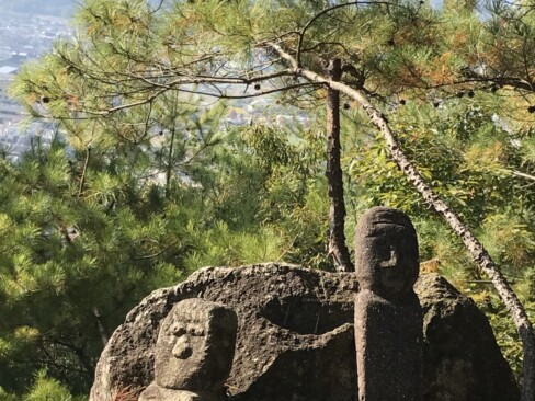 らかん岩到着。5体の羅漢さんが並んでいます。味わいのあるお顔です。