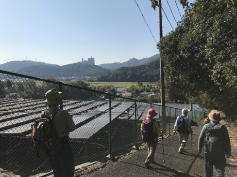 刀出登山口まで下りてきました。太陽光パネルの向こうに広い駐車場があります。山の上には太陽公園…世界旅行ができるそうな。