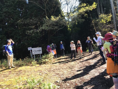 KDDIの管理地まで来ました。ここを左に折れて、山道に入ります。右に行けば、烏ケ岳。