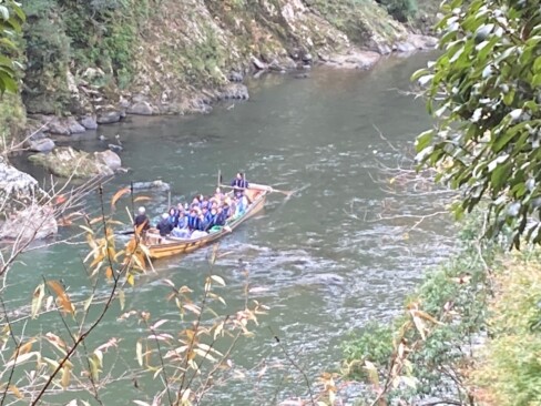 ライフジャケットを着用してますね。