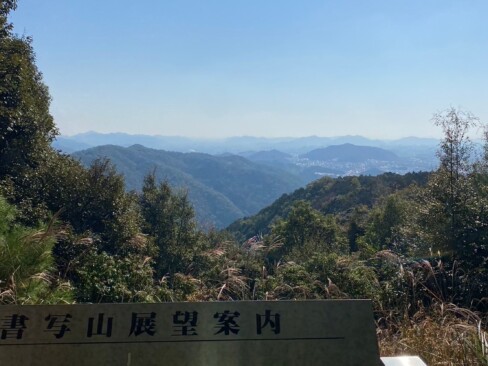 この展望所からは、姫路城も見えます。今日はちょっとかすんでますが・・・