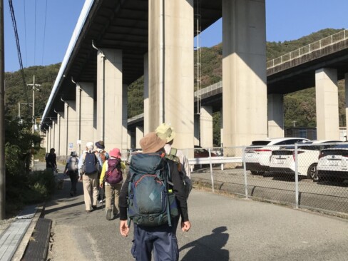 高速道路に沿って歩いていきます。