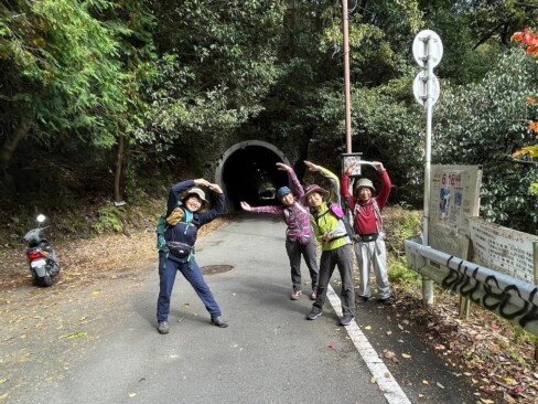 んーーーーと、トンネルを表しているのかな(≧▽≦)