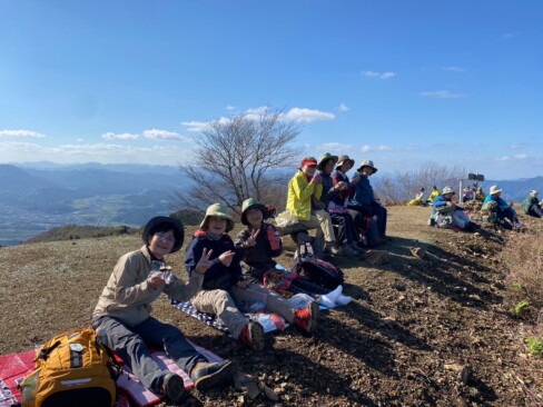 山頂でランチタイム。エネルギーをしっかり補充しましょう。