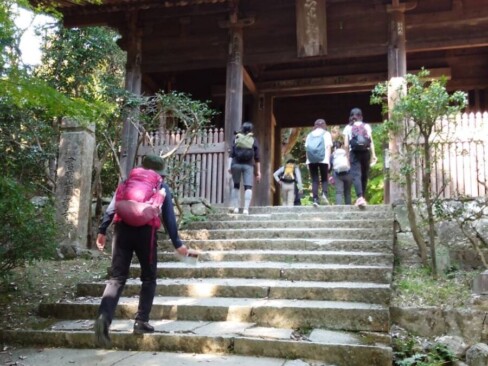 西国霊場の観音像を見ながら歩いていくと、山門があります。