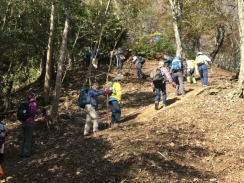 ジグザクジグザグ・・・山頂はもう一息!(^^)!