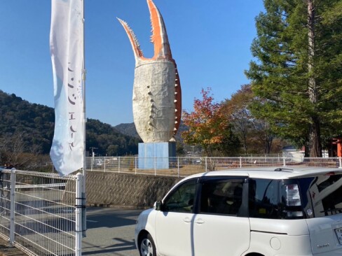 ヤマサ蒲鉾さんは、入口にある大きなカニの爪が目印です。