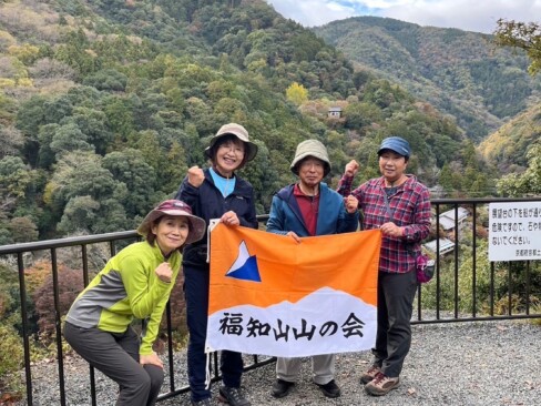 久しぶりに、山の会の旗が登場!!展望台からは桂川や向かいの嵐山などが見渡せます。