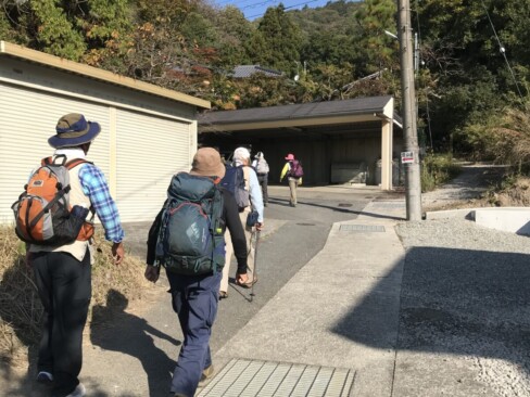住宅街を抜けます。「登山道」こちらの案内板があり、安心です。