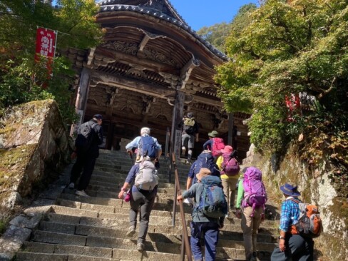 摩尼殿に続く階段。