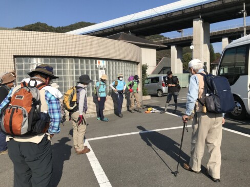 駐車場にて、日程についての説明。