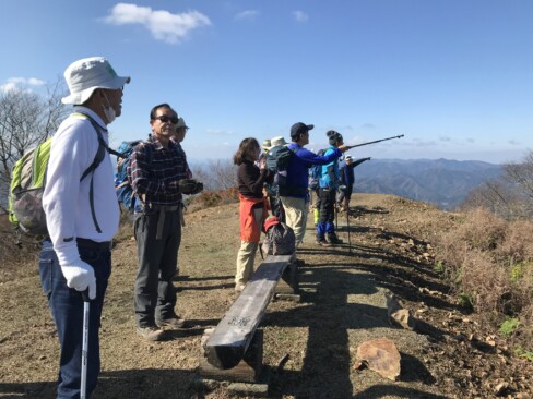 山頂から、青葉山や大江山、反対側には親不知などがきれいに見えています。
