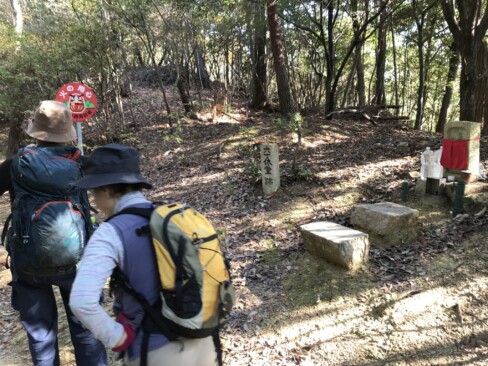 六丁まで登ってきました。ちょうど休堂跡で休憩します。