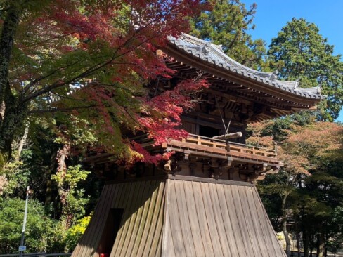 どっしりとした鐘楼。モミジの葉が赤く色づいています。