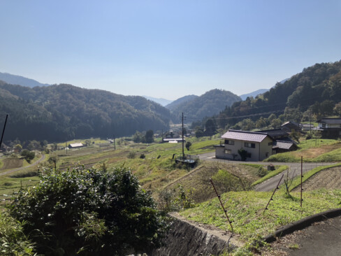 棚田と点在する民家が何とも牧歌的です。
