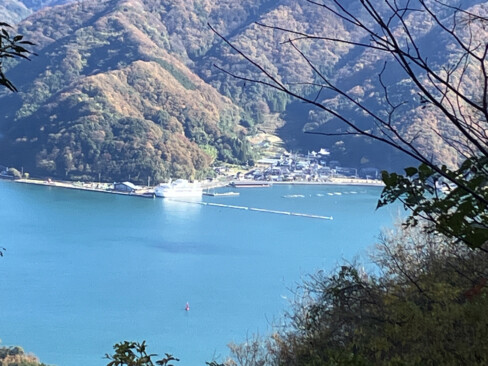 対岸にある関西電力PR館、エル・マーレまいづる。