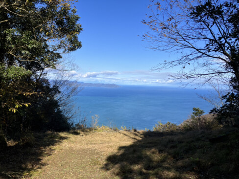 山頂北側から望む美しい日本海。歩いて行って忽然と現れた感じでした。