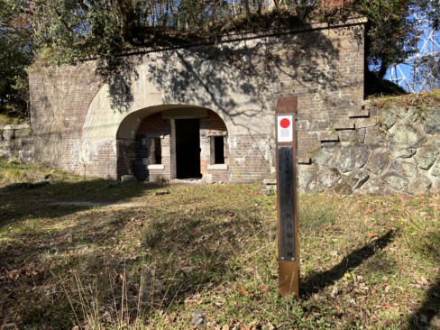 山頂にある砲台跡遺構。他の舞鶴の同様施設と比べて、日当たりの関係か保存状態が良いように感じました。