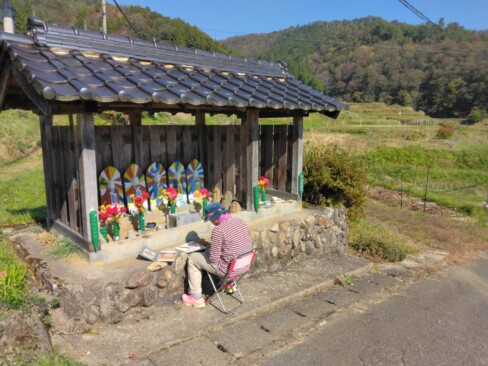 色鮮やかなお地蔵様に真正面から取り組んでいます。