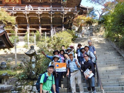 今日の参加は14名。観光名所に行けるのも、バスハイクならでは!!