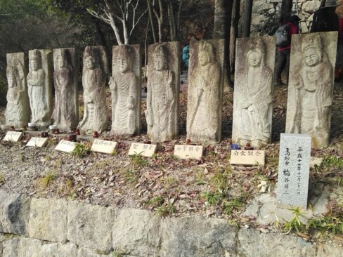 いろいろな表情の石仏が並んでいます。