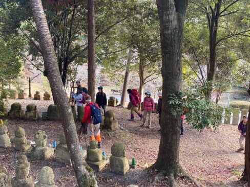 たくさんの石仏が並んでいて、皆さん興味津々。