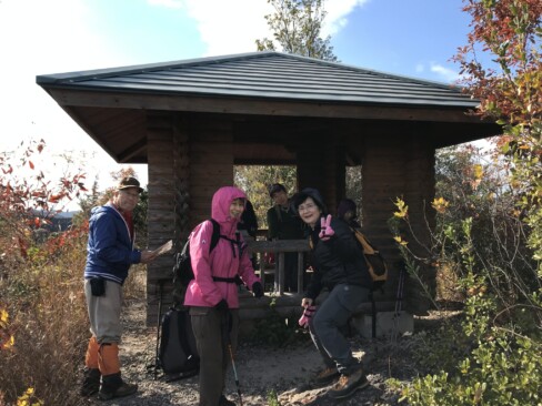 このあずま屋でランチタイム。ちょっと風がありますけど・・・