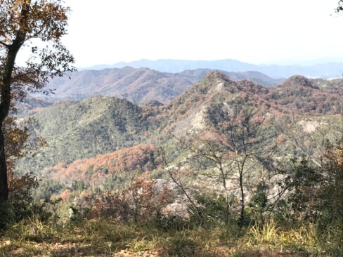 山頂からこれから歩くルートと尖った笠松山が見えています。