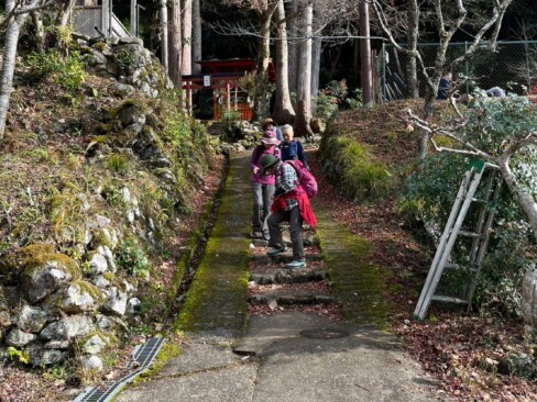 地蔵寺を経て鞍馬街道へと向かいます。「ここのモミジ、ちっちゃいねえ」なんて話しています。