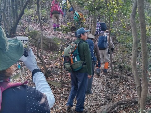 落ち葉の音を楽しみながら歩きます(^^♪
