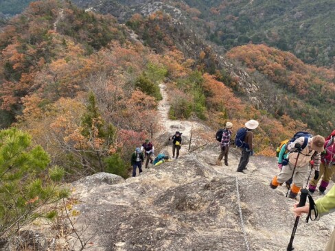 後ろに、一座目の善防山。あそこからずーーっと歩いてきたのですね。