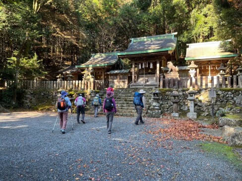 江文神社で道中の安全をお願いします。後ろには金毘羅山が控えています。