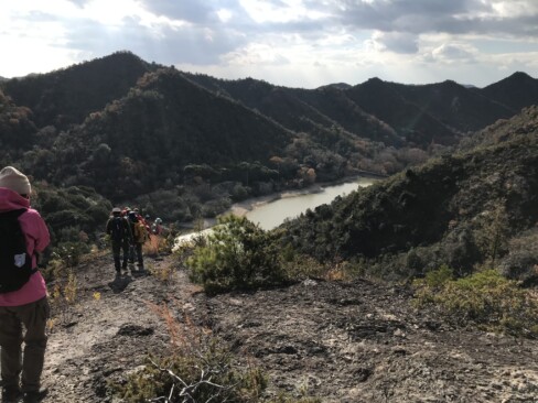 眼下にため池。水がずいぶん少ないです。