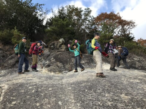 大きな岩を登り切って、「やったー!」の表情。