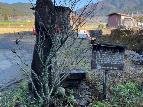 西之村霊神之碑。大蛇の伝説があるそうな。