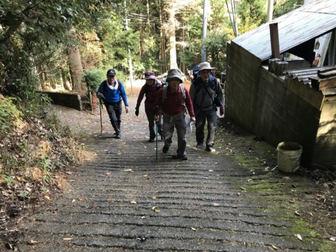 薬王坂の峠へ向けて、標高差160mの上り。まずは、コンクリート道。