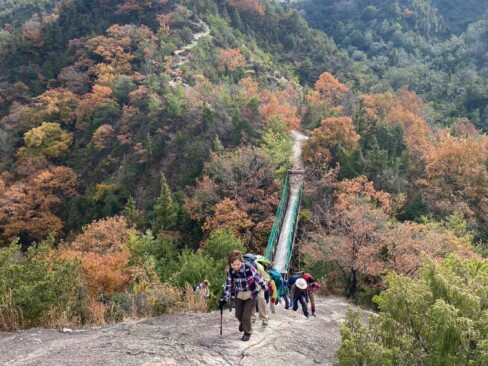つり橋を渡ったら、この岩!!テンション上がりますね。