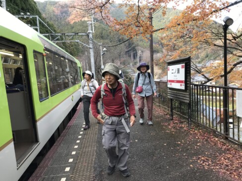 二ノ瀬駅で電車が待ってくれていました。って、すれ違いの電車待ち。