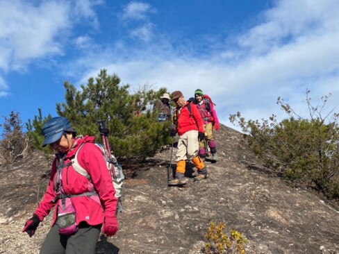 この岩場、なかなか急です。ドキドキ、わくわく。