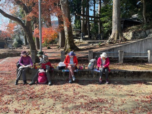 静原児童公園で昼食休憩。コース確認中!