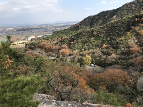 岩稜の尾根歩き。マイクロバスが見えています。「おーーーい」と呼んでも聞こえないか。